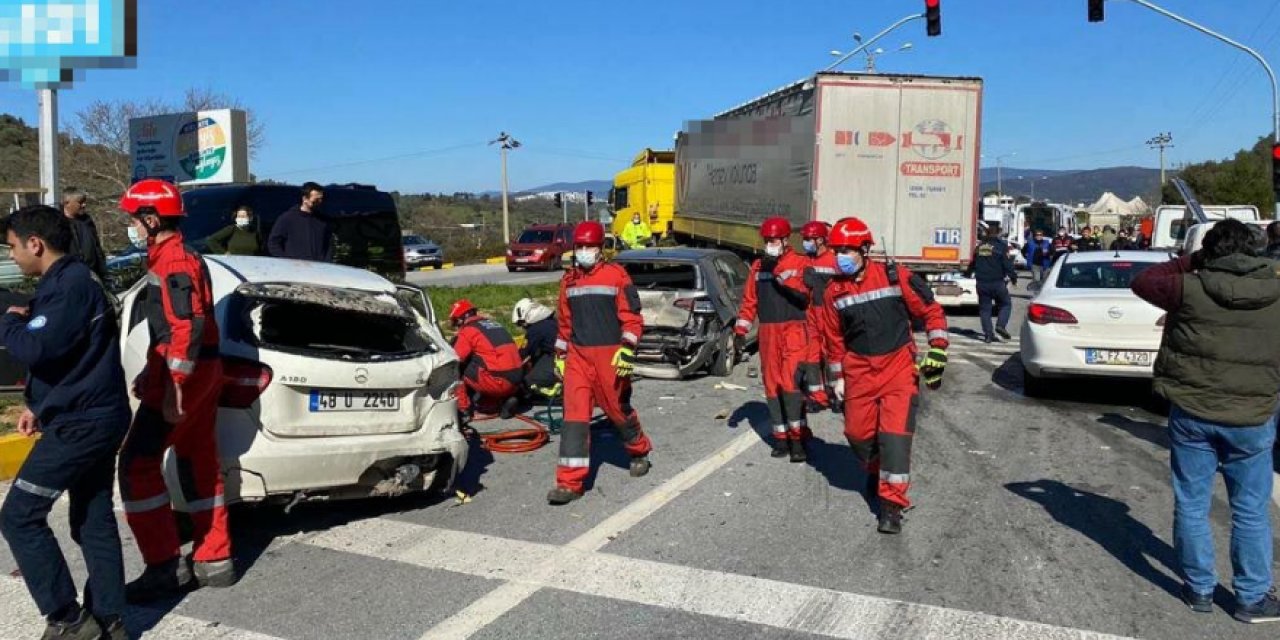 TIR, kırmızı ışıkta 5 otomobile çarptı: 7 yaralı