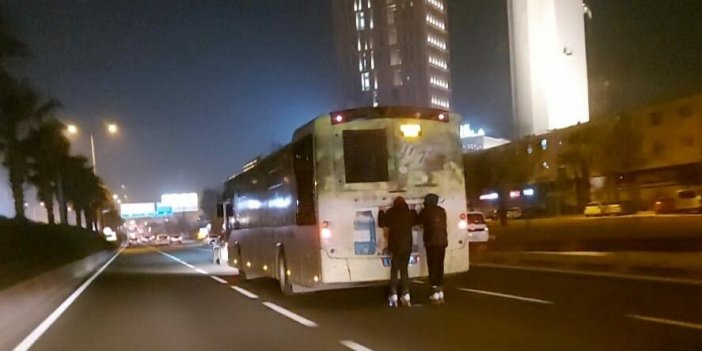 İzmir’de ölümüne yolculuk: Patenli gençler otobüsün arkasına tutunarak 2 ilçe değiştirdi!