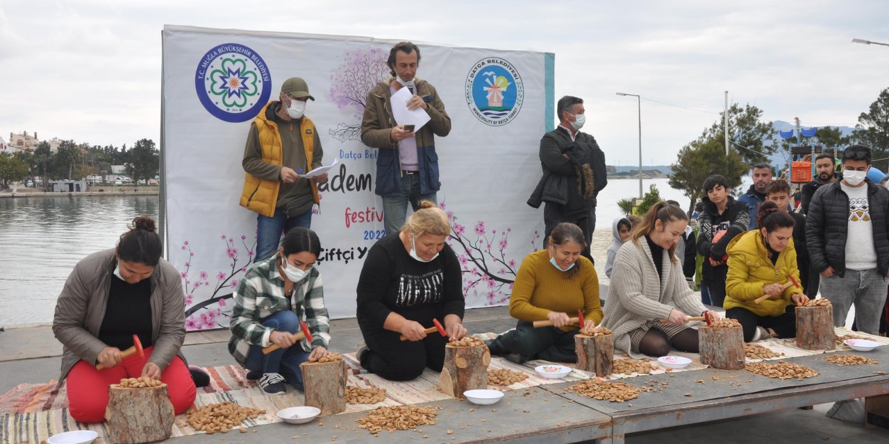 Datça'da en fazla bademi kırmak için yarıştılar