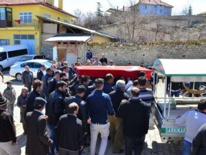 Tır’ın Çarpmasıyla Şehit Olan Polis Toprağa Verildi