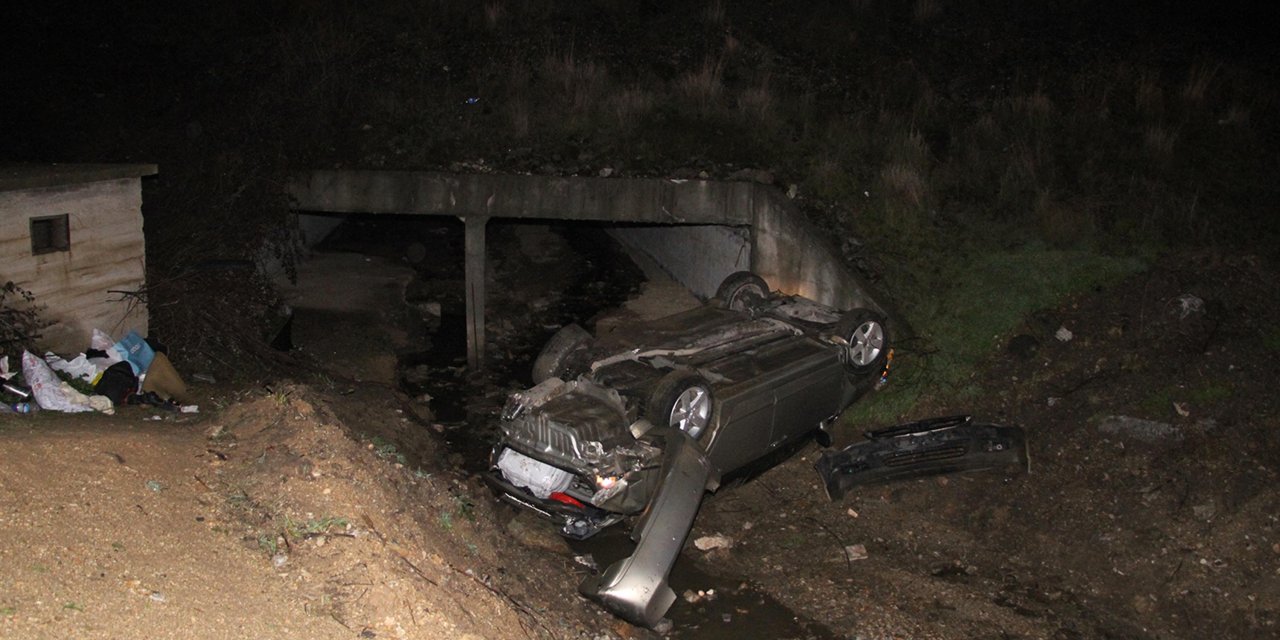 Manisa'da kontrolden çıkan otomobil dere yatağına uçtu; 3 yaralı