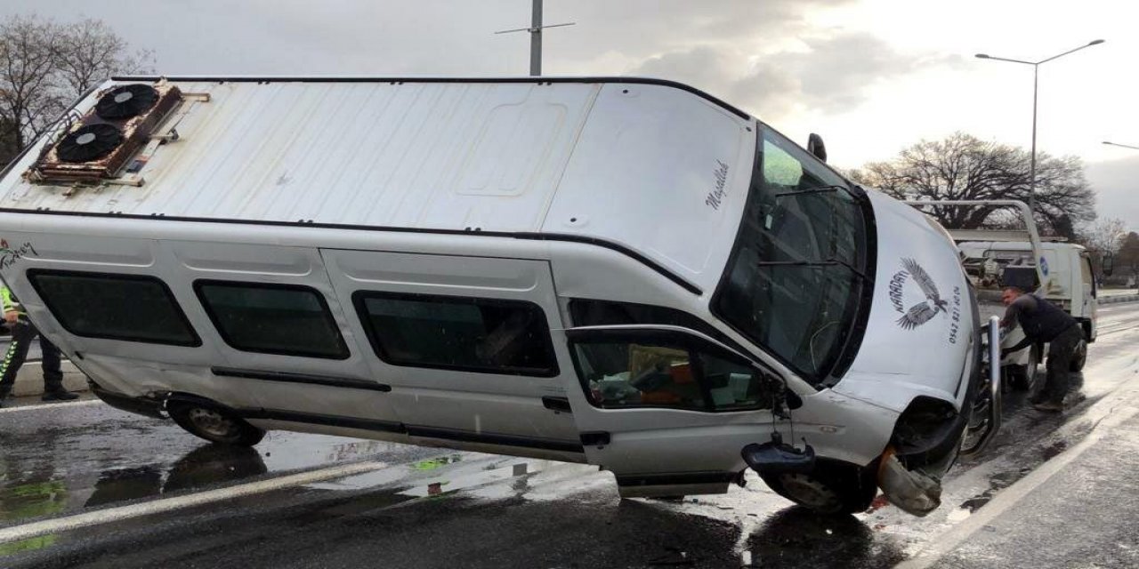 Aydın'da servis minibüsleri çarpıştı: 11 yaralı