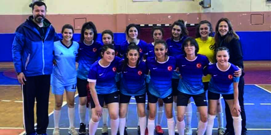 Nazilli Lisesi’nin genç kız futsal takımı rakip tanımıyor