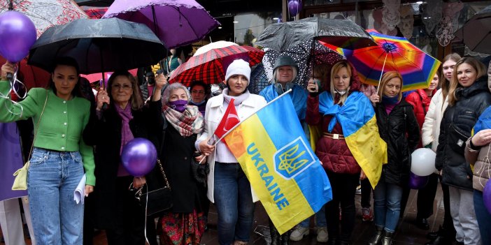 Kuşadası'na sığınan Ukraynalı kadınlar, 8 Mart Dünya Kadınlar Günü'nde 'barış' istedi