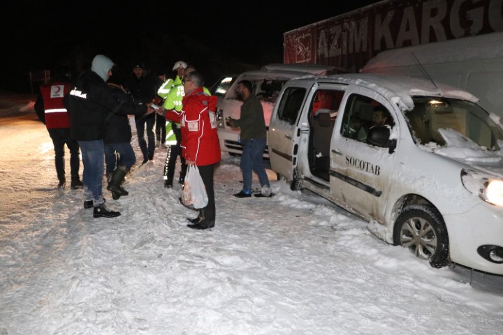 Denizli'de karda mahsur kalanlara Kızılay ve AFAD yiyecek dağıttı