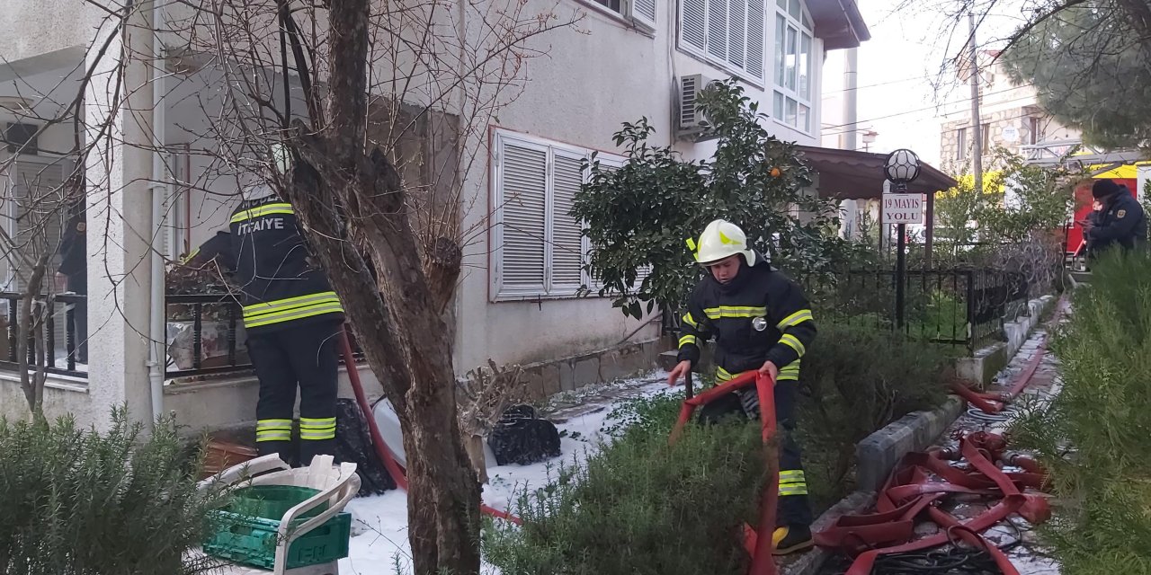 Kedilerin devirdiği elektrikli soba yangın çıkardı, yaşlı kadın ölümden döndü