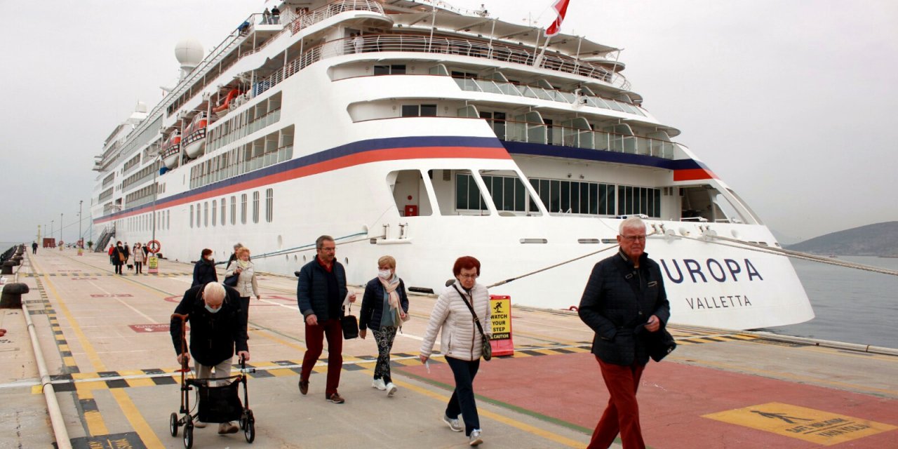 Kuşadası'na denizden ABD'li 145 turist