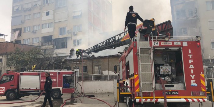 Nazilli'de metruk bina küle döndü