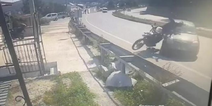 Otomobilin çarptığı motosikletli ağır yaralandı; kaza kamerada