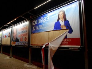 Söke’de Özlem Çerçioğlu’nun Afişlerine Çirkin Saldırı