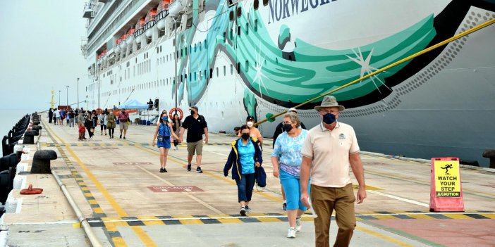 İki kruvaziyer gemi ile Kuşadası'na 1114 turist geldi
