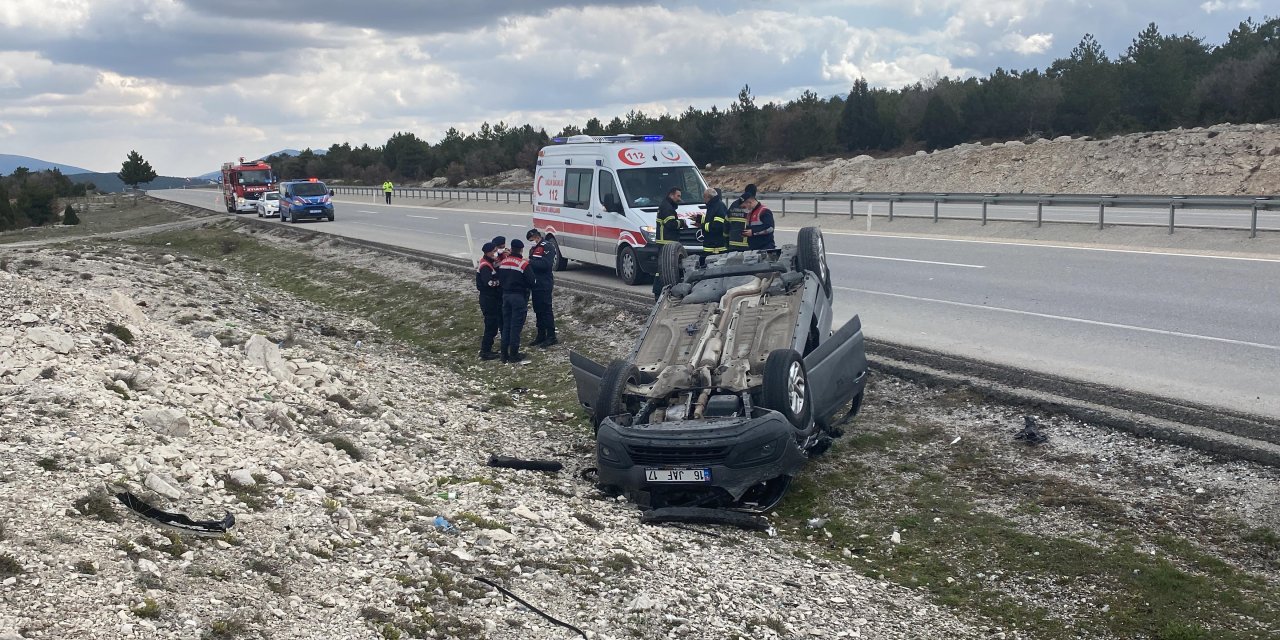 Takla atan otomobildeki 2 kişi yaralandı