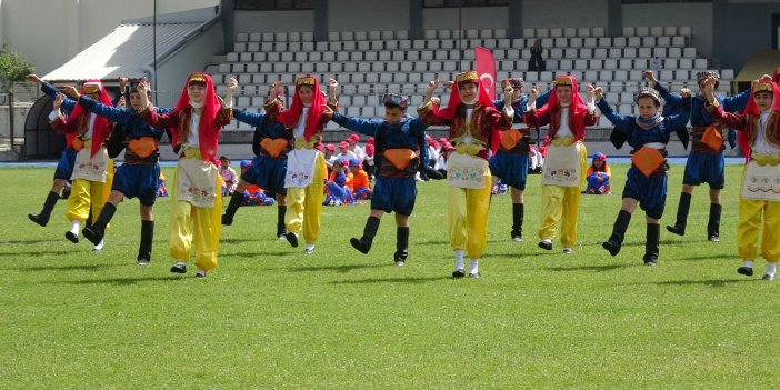 Aydın'da yedi bölgenin halk oyunlarıyla 23 Nisan coşkusu