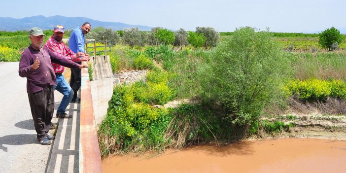 Nif Çayı kırmızı aktı; çiftçi tedirgin oldu