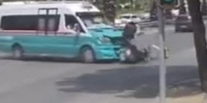 Minibüsle motosikletin çarpıştığı kaza kamerada