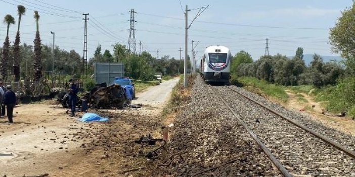 Ödemiş'te yolcu treni hemzemin geçitte traktöre çarptı, sürücü öldü