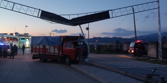 Aydın'da kamyonetin refüje çıkması sonucu 2 kişi yaralandı