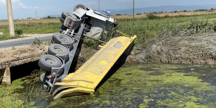 Aydın'da sulama kanalına devrilen kamyonun sürücüsü yaralandı