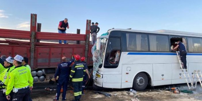 Fabrika işçilerini taşıyan otobüs ile kamyonun çarpıştığı kazada ölü sayısı 2'ye yükseldi