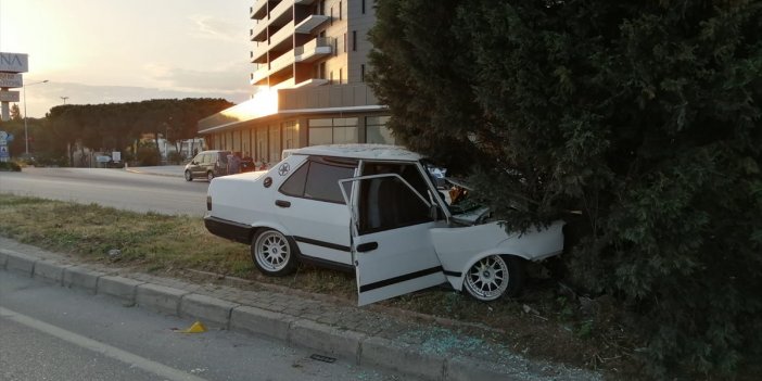 Ağaca çarpan otomobildeki yolcu öldü, sürücü yaralandı