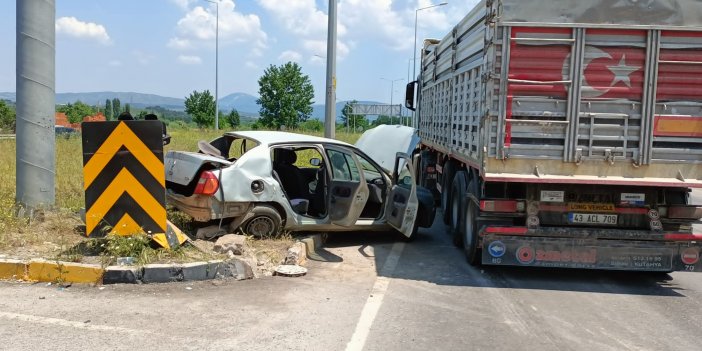 Kamyonla otomobilin çarpıştığı kazada 2 kişi öldü, 2 kişi yaralandı