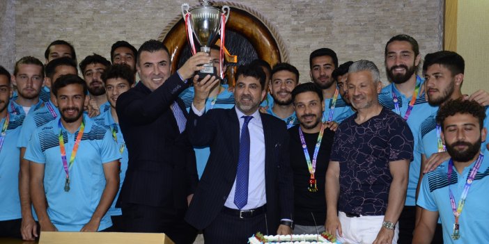 Adnan Menderes Üniversitesi Rektörü Aldemir, şampiyon futbol takımını ağırladı