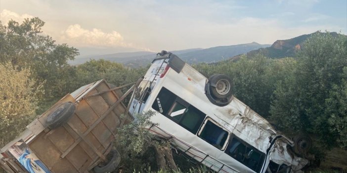 Minibüsle kamyonet çarpıştı: 4 kişi yaralandı