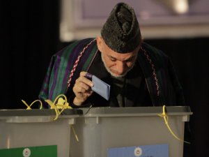 Afganistan’da Cumhurbaşkanı Karzai Oyunu Kullandı