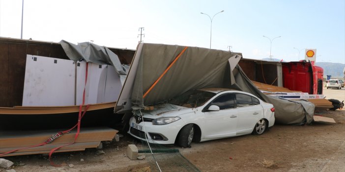 Park halindeki otomobilin üzerine TIR devrildi: 5 yaralı