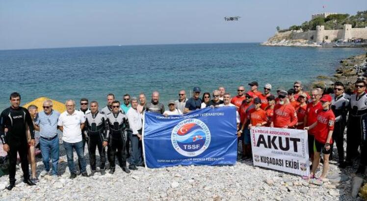 Kuşadası'nda deniz dibi pırıl pırıl oldu