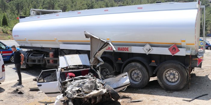 Akaryakıt tankerinin çarptığı otomobildeki aynı aileden 3 kişi öldü