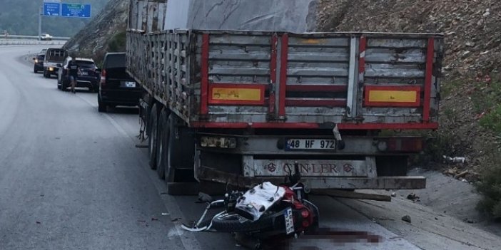 Park halindeki tırın dorsesine çarpan motosikletin sürücüsü öldü