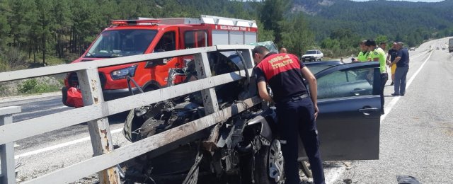 Köprü bariyerine çarpan otomobildeki 3 kişi yaralandı