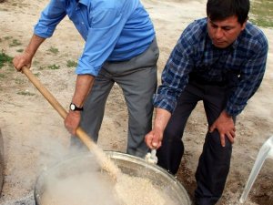 Bu Köyde Keşkek Dövmeyen Adamdan Sayılmıyor