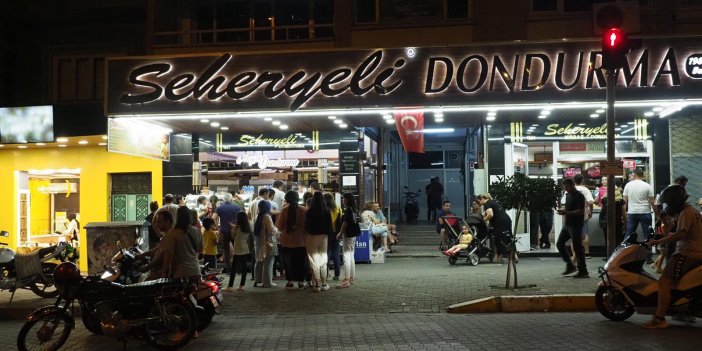 Nazilli’de vatandaşlar dondurma yiyerek serinlediler