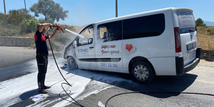 Söke'de araç yangını yol kenarındaki otlara sıçradı