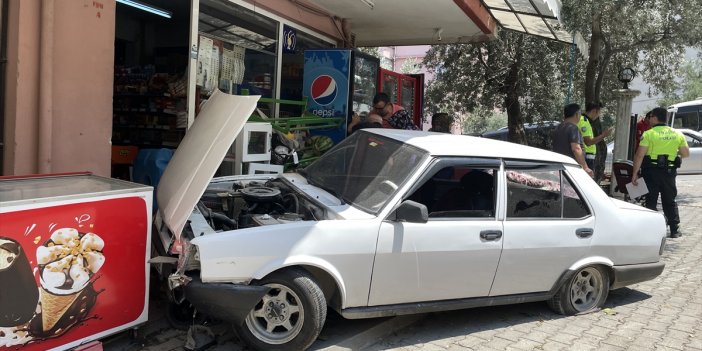 Lastiği çıkan otomobil bakkala girdi