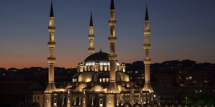 Diyanet'ten 15 Temmuz genelgesi: Tüm camilerde gece yarısı eş zamanlı salalar okunacak