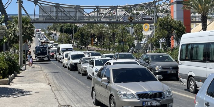 Tatilciler dönüş yolunda kuyruklar oluşturdu