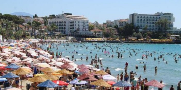 Kuşadası'nda gündüz plajlarda, akşam yollarda yoğunluk