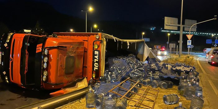 Söke'de devrilen kamyonun sürücüsü yaralandı