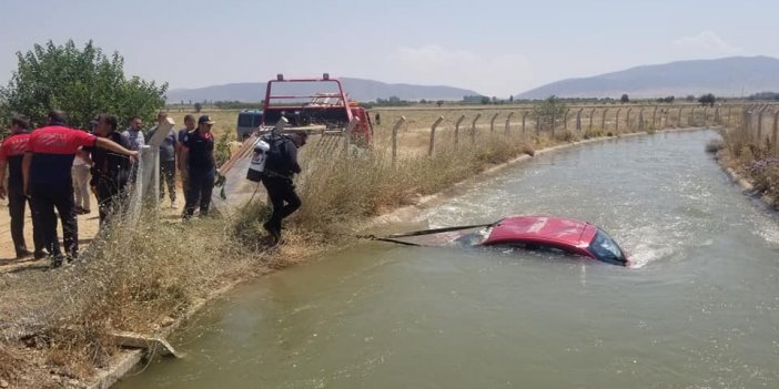 Sulama kanalına düşen otomobili itfaiye çıkardı