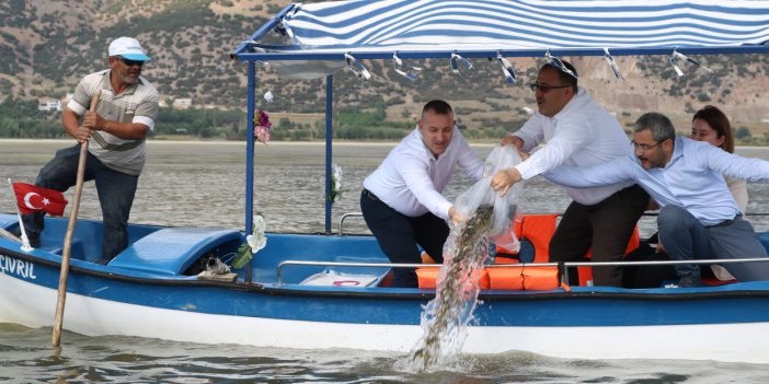 Işıklı Gölü'ne 300 bin sazan yavrusu bırakıldı