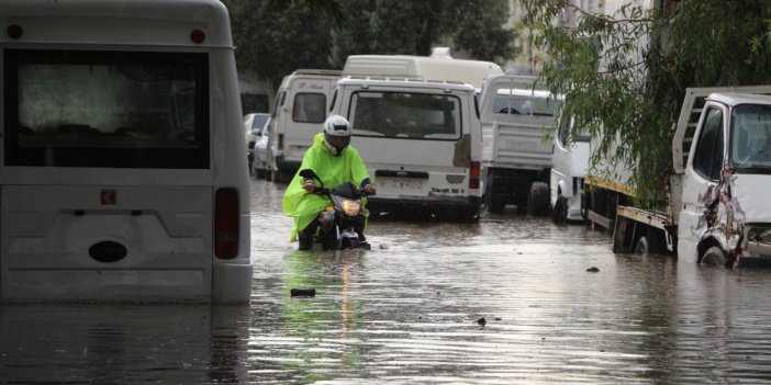 Manisa’da sağanak hayatı olumsuz etkiledi