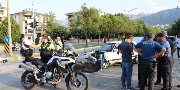 Polis aracı ile otomobilin çarpışması sonucu 9 kişi yaralandı