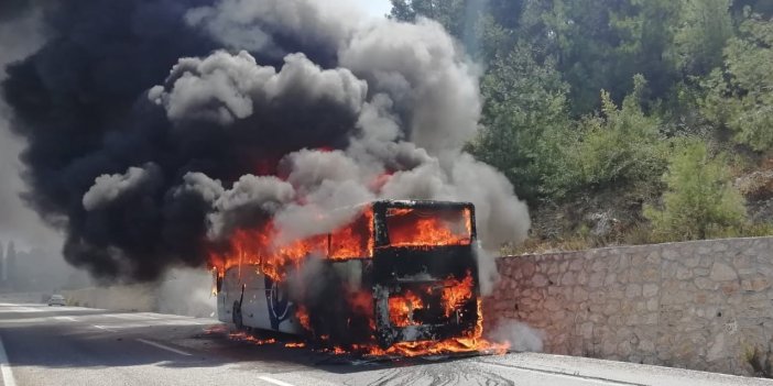 Alev alan otobüs, yolcular tahliye edildikten sonra yandı