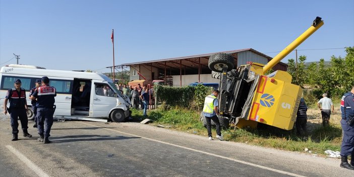 Biçerdöver ile işçi minibüsü çarpıştı: 12 kişi yaralandı