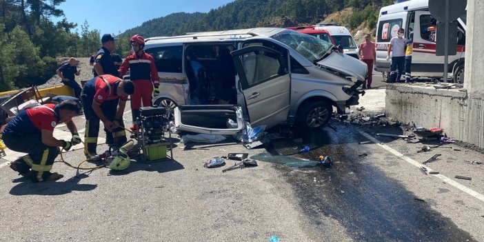 Beton bariyerlere çarpan minibüsteki 2 kişi öldü, 2 kişi yaralandı