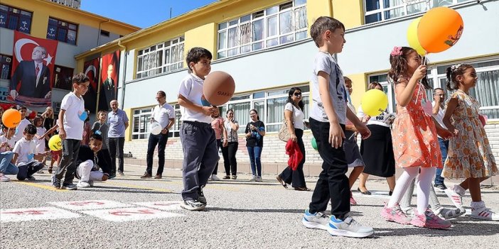 Okullar yarın açılıyor