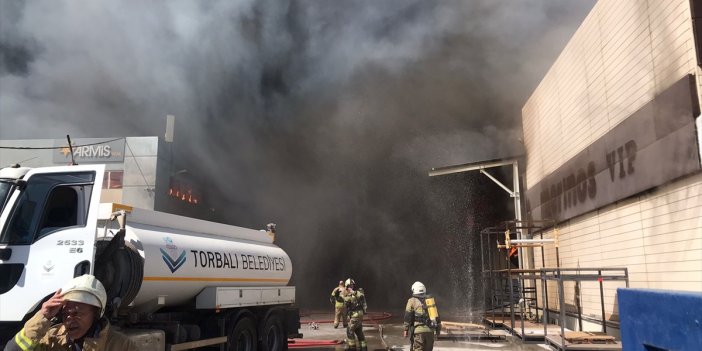 İzmir'de yatak fabrikasında çıkan yangın büyüyor! İki işletmeye daha sıçradı